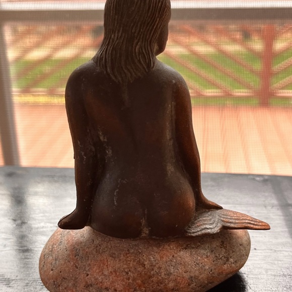 Little Mermaid Figure on Rock sculpture - Picture 5 of 8